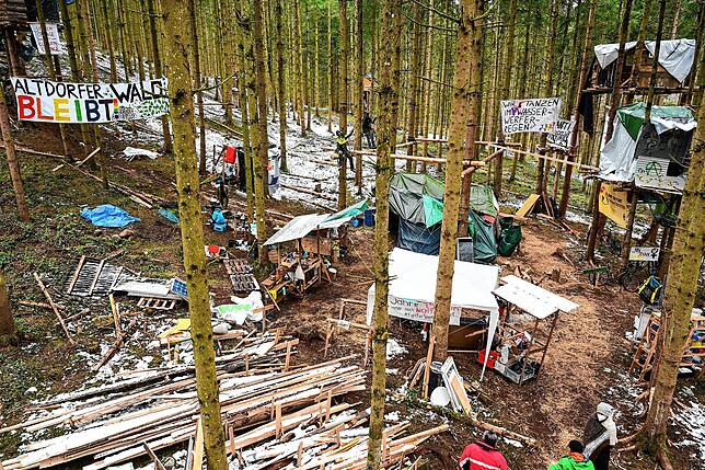 Klimaschützer besetzen im Altdorfer Wald eine größere Fläche. Über Wochen haben sie das Camp im Wald mit Baumhütten und Infrastruktur ...