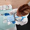Konzentriert wird im Schwenninger Kreisimpfzentrum Impfstoff für die Spritzen vorbereitet.  Bild: Norbert Trippl