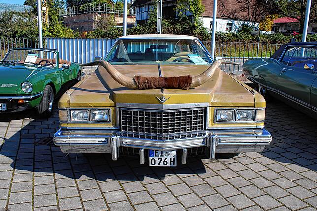 Ein Blickfang war dieser Cadillac DeVille aus den USA. Er wurde 1976 gebaut und hat bei einem Gewicht von 2450 Kilogramm 190 PS und ist ...