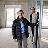 Pflegeheimleiterin Gisela Meßmer und Vorstandsvorsitzender Jürgen Stockmann führen den SÜDKURIER durch den Rohbau beim Anbau am ...