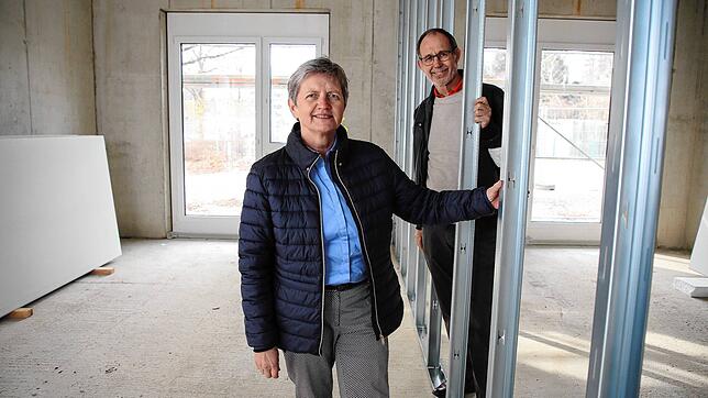 Pflegeheimleiterin Gisela Meßmer und Vorstandsvorsitzender Jürgen Stockmann führen den SÜDKURIER durch den Rohbau beim Anbau am ...