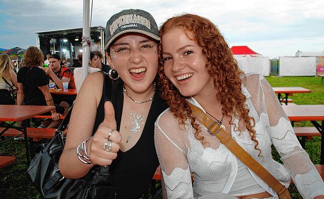 Lucia Graf (links) und Martha Pirchl sind begeistert von dem Festival.