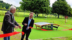 Remo-Geschäftsführerin Leonie Schröck und Werkstättle-Geschäftsführer Rüdiger Semet eröffneten gestern den Fußball-Fun Park.