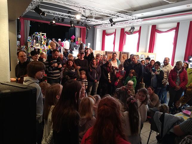 Am Samstag wurde der Markt durch den Kinderchor unter der Leitung von Martina Schwarz aufgewertet. Die Kinder brachten sangen Lieder und ...