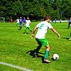 Wohin mit dem Ball? Belauert von zwei Radolzeller Gegenspielern versucht sich der Donaueschinger Fabian Müller (Nummer 2) Raum zu ...