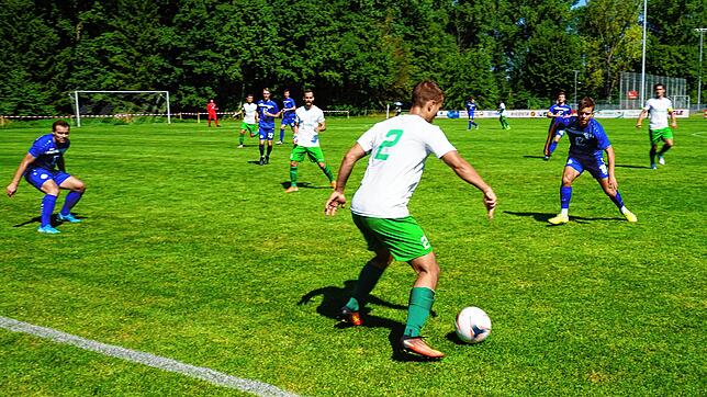Wohin mit dem Ball? Belauert von zwei Radolzeller Gegenspielern versucht sich der Donaueschinger Fabian Müller (Nummer 2) Raum zu ...