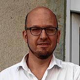 Jens Mattes, Leiter der Tagesstätte: „Die Regale in der Kleiderkammer haben gewackelt.“ Diese musste renoviert und geräumt ...