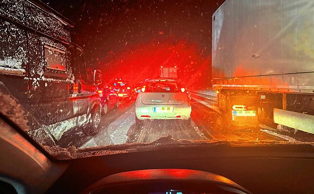 Nichts geht mehr, man sieht nur noch rote Bremslichter: Die Autobahn A81 kurz vor dem Hegaublick ist in Richtung Stuttgart am ...