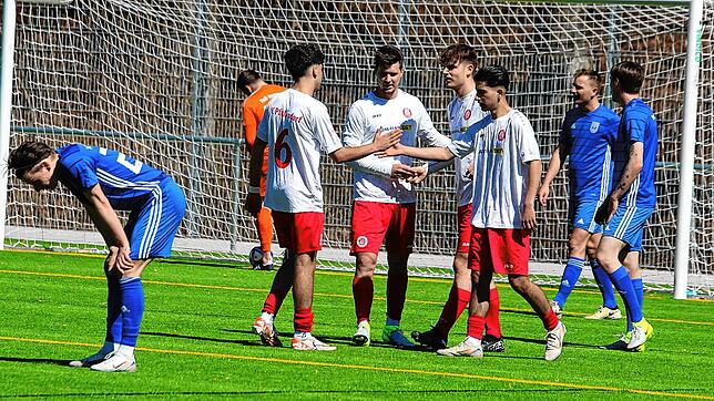 Sieben Treffer durften die Spieler des SC Pfullendorf II (weiße Trikots) gegen den TuS Immenstaad bejubeln.