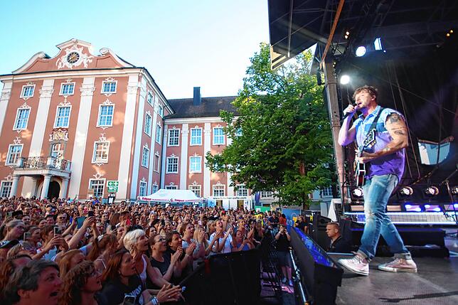 Bild 18: Open Air in Meersburg: Samu Haber verzaubert Fans