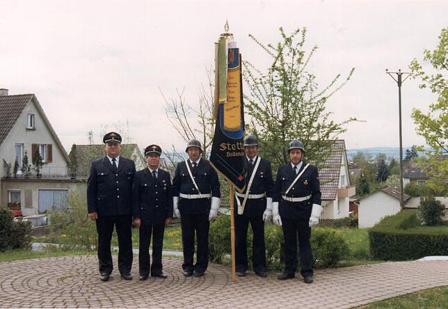 Die veränderte, moderne Einsatzkleidung präsentieren (von links): Hermann Kumm, Siegfried Serden, Herbert Schellinger, August Mark und ...