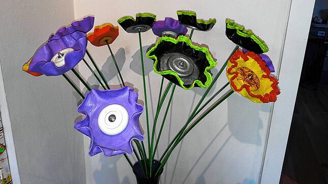 Diese Blumen verwelken nicht: Kunstwerk aus alten Vinyl-Schallplatten.
