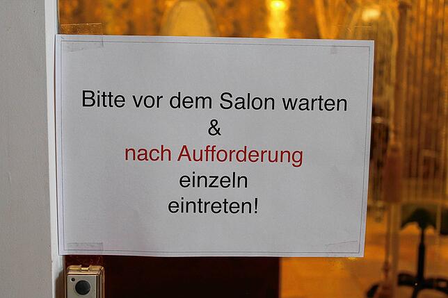 Stefan Wallenstein darf nur einen Kunden in seinem Salon empfangen – die anderen müssen draußen warten.