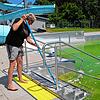 Das Blumberger Panoramabad am Eichberg wird für einen eventuellen Saisonstart gerichtet. Schwimmmeisterin Sandra König reinigt die ...