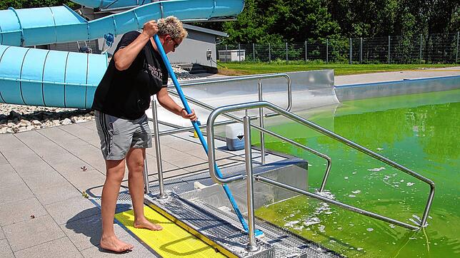 Das Blumberger Panoramabad am Eichberg wird für einen eventuellen Saisonstart gerichtet. Schwimmmeisterin Sandra König reinigt die ...