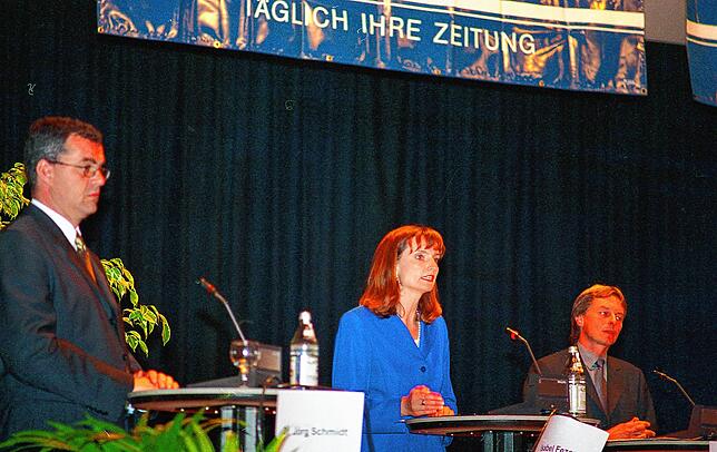 Auf dem SÜDKURIER-Podium präsentierten sich im Jahr 2000 die OB-Kandidaten (von links) Jörg Schmidt, Isabel Fezer und Siegfried Lehmann.