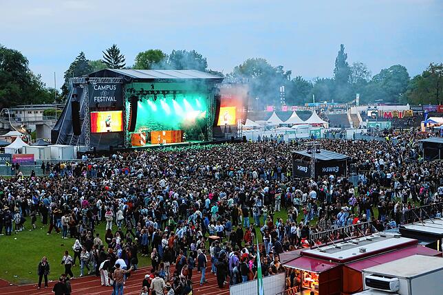 Bild 1: Am ersten Abend tanzen tausende Fans vor den Campus-Festival-Bühnen