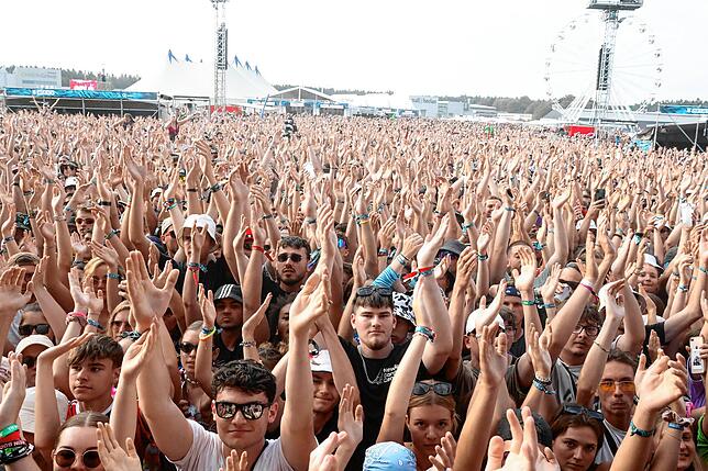 Bild 5: RIN rappt am Sonntag beim Southside-Festival