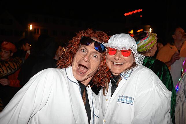Bild 14: In der Altstadt treffen sich Hexen, Einhörner und Piraten bei der Straßenfasnacht