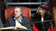 Stilecht: Programmdirektor Jürgen Karrer und Ina Karrer widmen sich bei der Adlerfasnacht in ihren Rollen als Pate und Donna Mariella ...