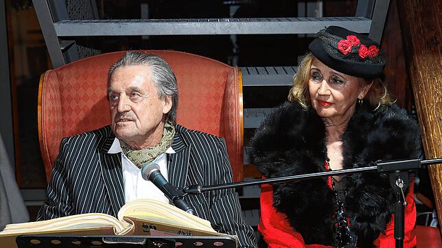 Stilecht: Programmdirektor Jürgen Karrer und Ina Karrer widmen sich bei der Adlerfasnacht in ihren Rollen als Pate und Donna Mariella ...
