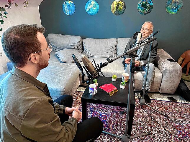 Mitten im Gespräch. Matthias Eckmann und Werner Nuber nutzen das Studio von Welle 20 im Hauptcampus der Zeppelin-Uni für die Aufnahmen.