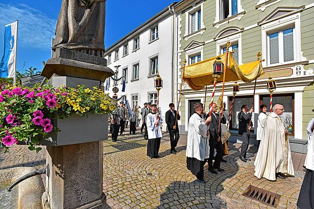 Bild 8: Hüfinger Fronleichnams-Prozession auch ohne große Blumenteppiche