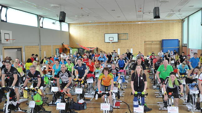 Beim Spinning-Marathon in der Leimbacher Mehrzweckhalle sind über 300 Teilnehmer für den guten Zweck in die Pedale gestiegen. Bilder: ...