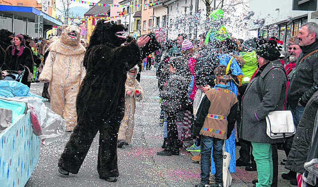 In Wehr ist es witterungsabhängig, ob Konfetti beim Umzug eingesetzt werden darf, oder nicht. Unser Archivbild zeigt die Bärenzunft in ...