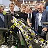 Verkehrsminister Winfried Hermann (re.) am Stand von ZF Sachs auf der Eurobike. Mit dabei: ZF-Chef Wolf-Henning Scheider (2. v. r), ...