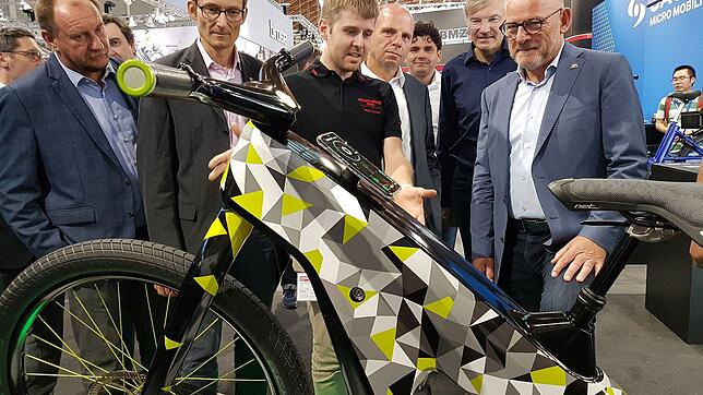 Verkehrsminister Winfried Hermann (re.) am Stand von ZF Sachs auf der Eurobike. Mit dabei: ZF-Chef Wolf-Henning Scheider (2. v. r), ...