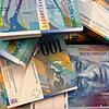 Mit ihnen kann in der Schweiz an den meisten Orten nicht mehr bezahlt werden: 100-Franken-Scheine der achten Banknotenserie, die von der ...