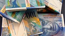 Mit ihnen kann in der Schweiz an den meisten Orten nicht mehr bezahlt werden: 100-Franken-Scheine der achten Banknotenserie, die von der ...