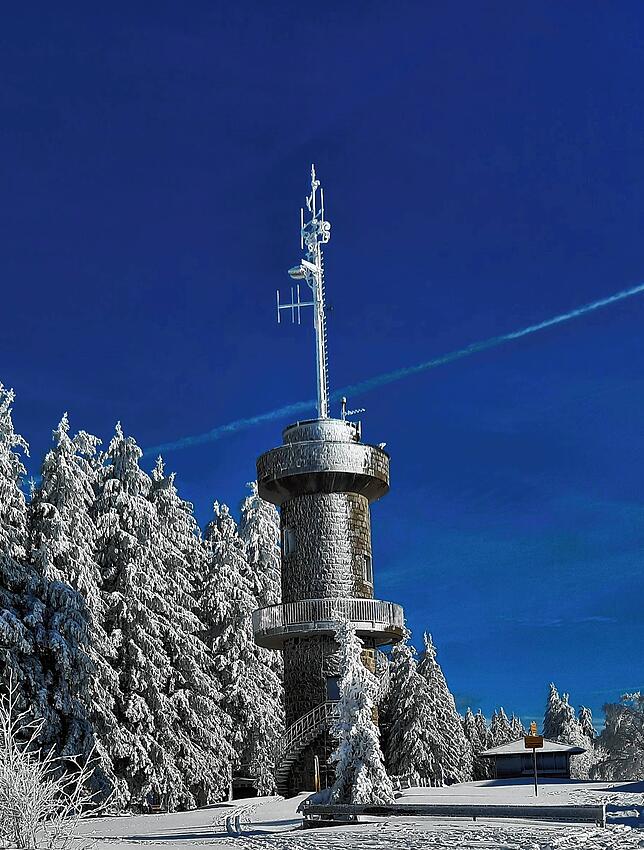 Der Turm auf dem Brend steht wie eine Eins und stemmt sich aus dem Schnee hinauf in den blauen Himmel.