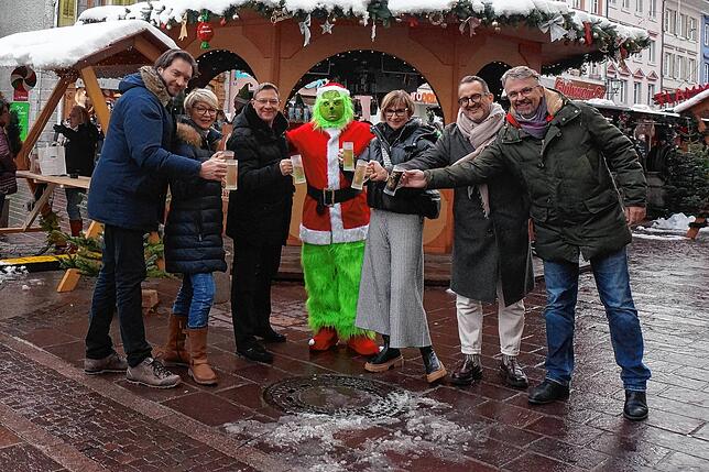 Auf die Eröffnung stoßen bei der Pyramide Volker Seipp (von links), Petra Weber, Christian Straub, der Grinch, Sylvia De Paola, Thomas ...