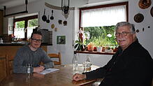 Karl-Heinz Binder (rechts) während des Kaffeegesprächs mit SÜDKURIER-Volontär Julian Singler. Der 63-jährige Rentner spielte bis ins ...