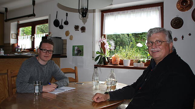 Karl-Heinz Binder (rechts) während des Kaffeegesprächs mit SÜDKURIER-Volontär Julian Singler. Der 63-jährige Rentner spielte bis ins ...