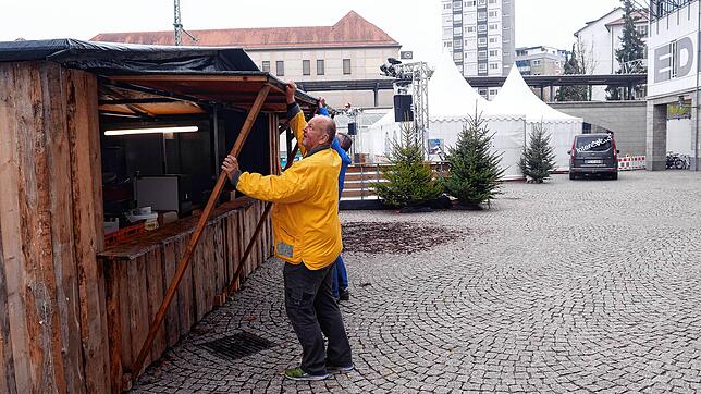 Letzte Vorbereitungen, bevor es losgeht: Peter Rothe klappt den Glühweinstand auf, um danach drinnen die Gerätschaften anzuschließen. ...