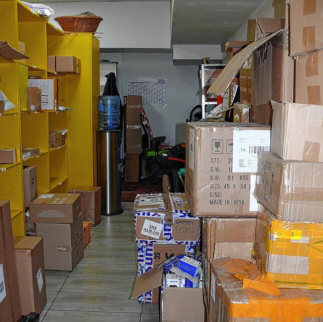 Ein wenig Platz ist schon noch in der Filiale von Lokman Shosha. Den wird er auch brauchen, wenn das Paketaufkommen zunimmt in der ...