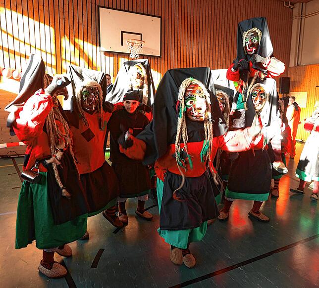 Bild 11: Narren befreien am Schmotzige die Donaueschinger Realschule
