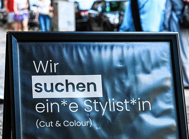 Auf einem Schild wird gendergerecht eine Stylistin beziehungsweise ein Stylist gesucht. Mit Gender-Sonderzeichen wie etwa Sternchen ...