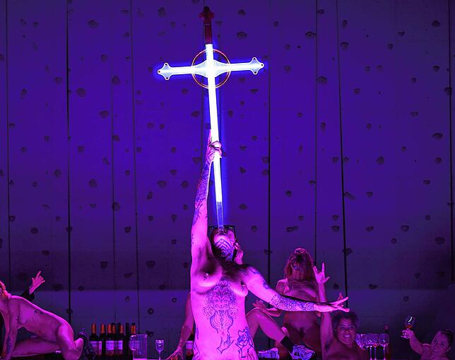 Eines der Wunder der Kirche: eine Schwertschluckerin.