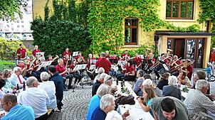 200 Gäste genießen das Geburtstagskonzert der Sedus-Werksmusik im Park-Areal der Stoll-Vita-Stiftung in Waldshut.