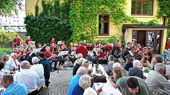 200 Gäste genießen das Geburtstagskonzert der Sedus-Werksmusik im Park-Areal der Stoll-Vita-Stiftung in Waldshut.