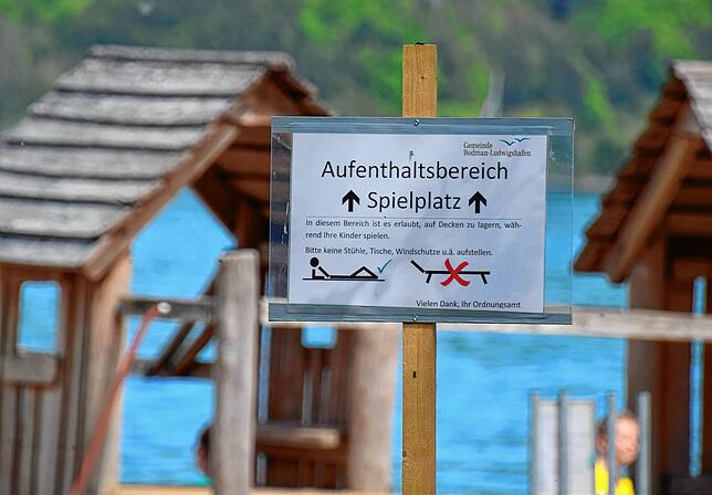 Ein Schild am Spielplatz im Uferpark von Bodman