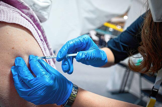 In Baden-Württemberg haben über 20.000 Angestellte von Pflegeheimen, Krankenhäusern und Arztpraxen noch nicht eine einzige ...