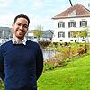 Der frisch gewählte Bürgermeister Christoph Stolz am Tag nach seiner Wahl. Im Hintergrund ist das Rathaus. Hinter dem Fenster links oben ...