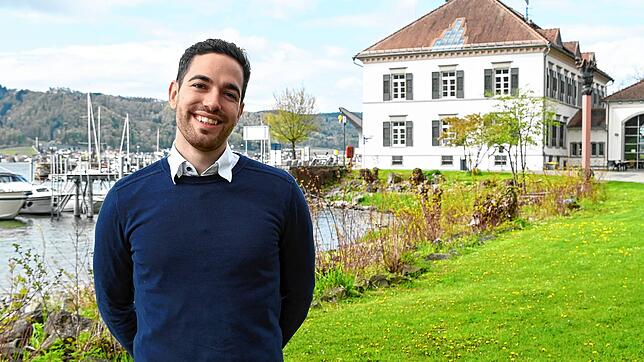 Der frisch gewählte Bürgermeister Christoph Stolz am Tag nach seiner Wahl. Im Hintergrund ist das Rathaus. Hinter dem Fenster links oben ...
