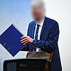 Der inzwischen suspendierte Inspekteur der Polizei in Baden-Württemberg, nimmt zu Beginn seines Prozesses in Stuttgart Platz.