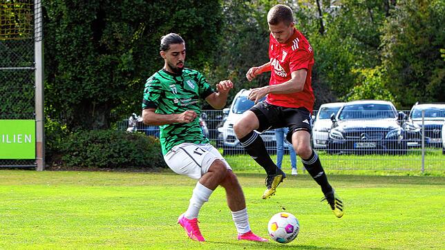 Keinen Sieger gab es im Landesliga-Spitzenspiel. Der FC Überlingen (Jannik Gerlach, rechts) und der VfR Stockach (Bilal Rüzgar) trennten ...